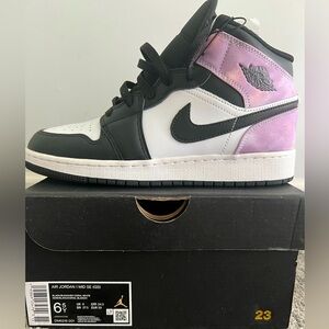 NIB air Jordan 1 mid se so 6.5 youth (women’s 8)